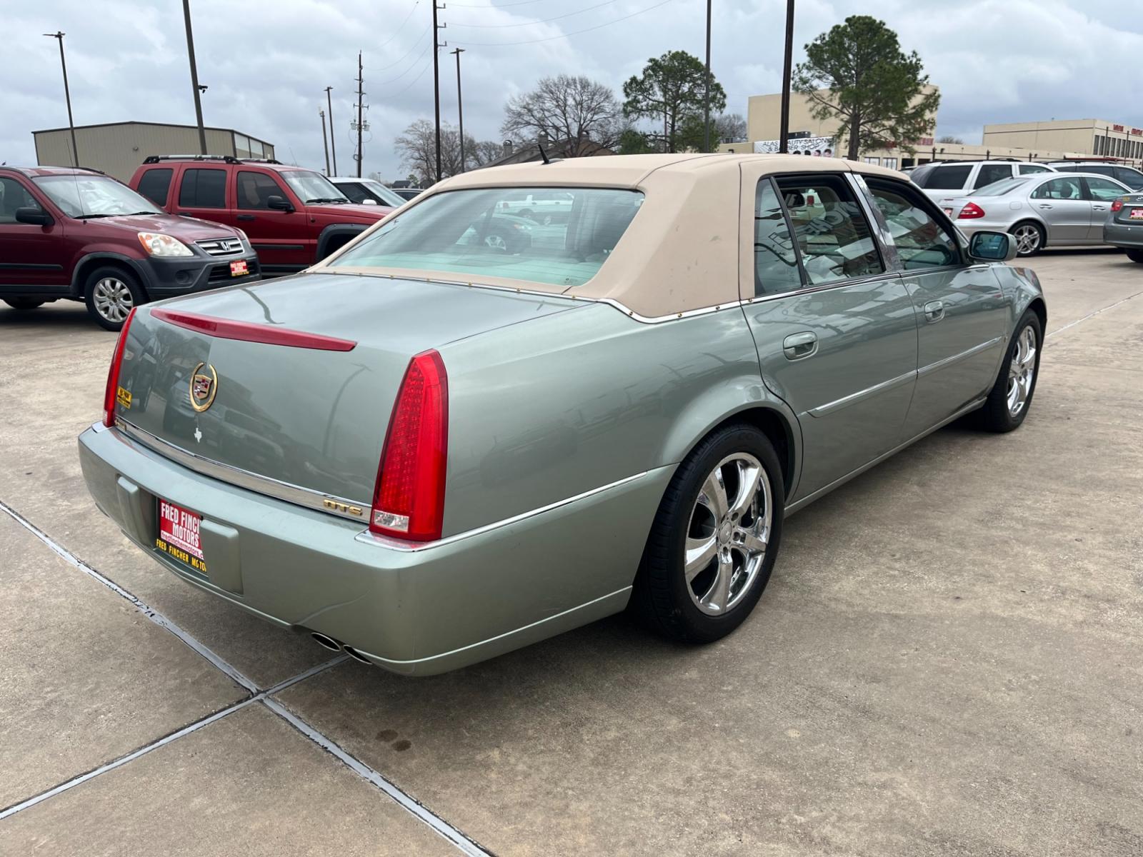 2006 green /TAN Cadillac DTS Sedan (1G6KD57Y96U) with an 4.6L V8 DOHC 32V engine, 4-Speed Automatic Overdrive transmission, located at 14700 Tomball Parkway 249, Houston, TX, 77086, (281) 444-2200, 29.928619, -95.504074 - Photo #6